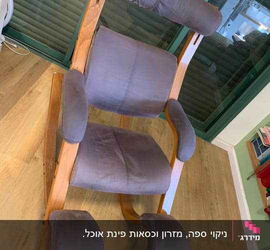 כיסא מרופד עם מסגרת עץ על רצפת עץ